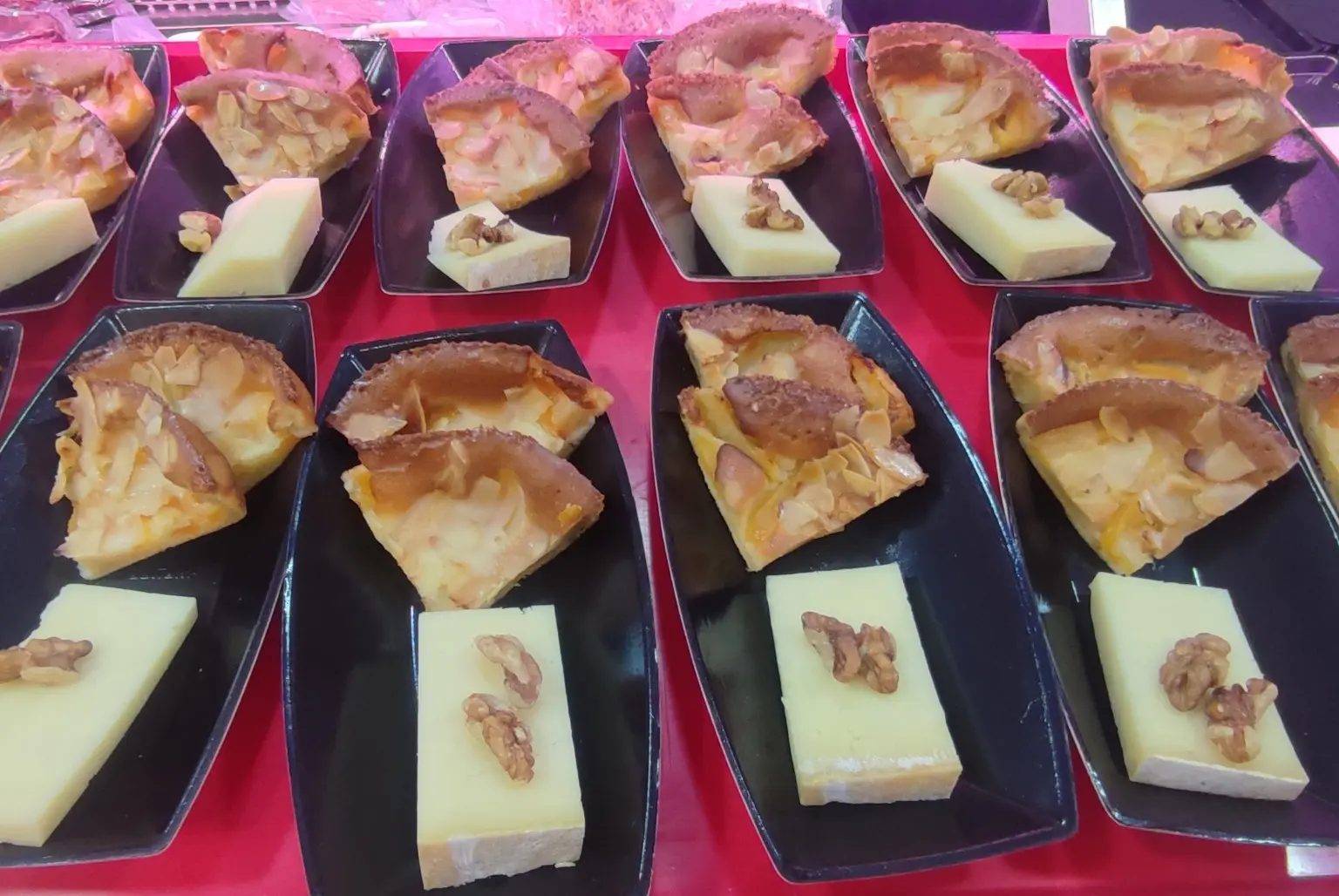 Assiettes de tarte maison et fromage accompagnées de noix