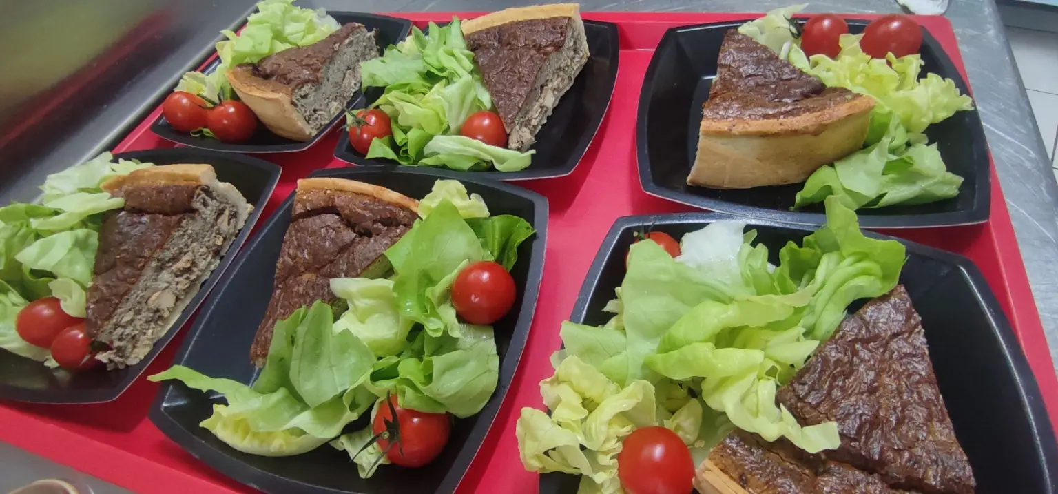 Assiettes de quiche maison accompagnées de salade et tomates