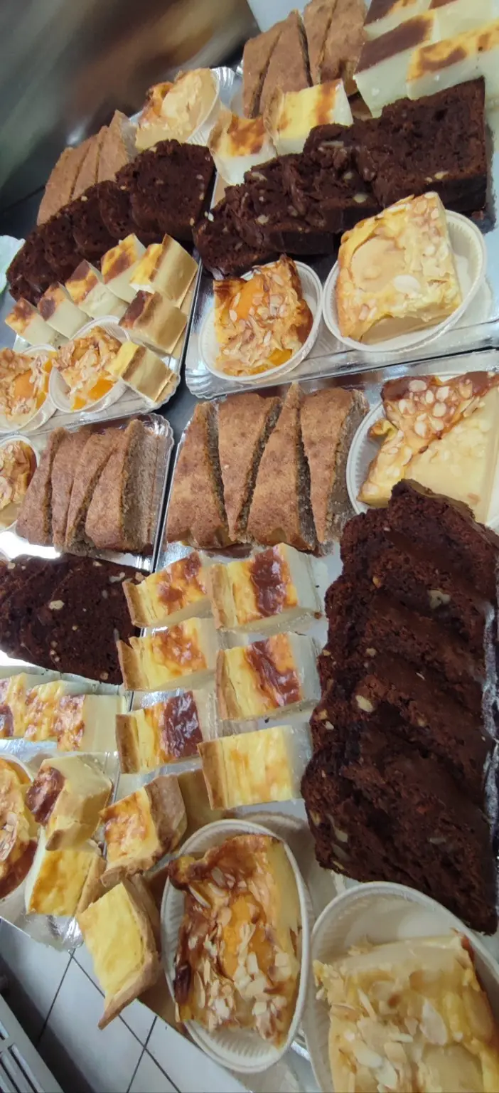 Grand assortiment de gâteaux et pâtisseries maison pour un événement