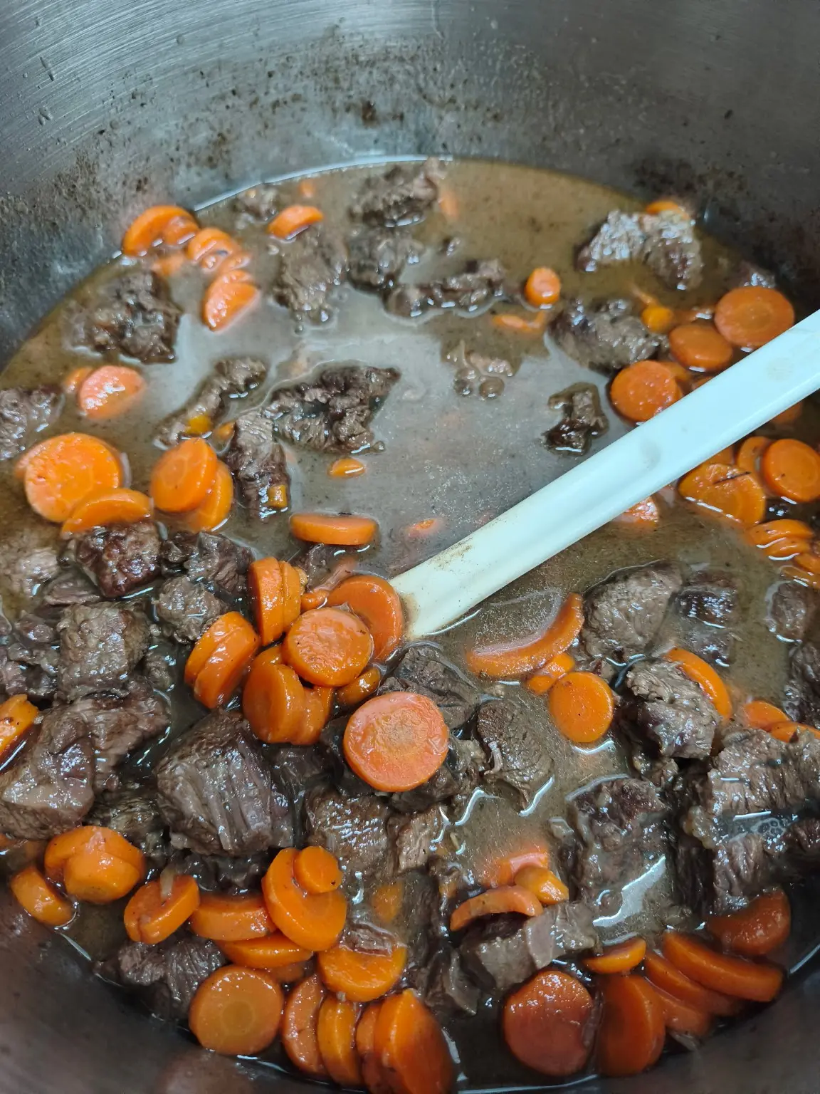 Bœuf bourguignon mijoté avec des carottes