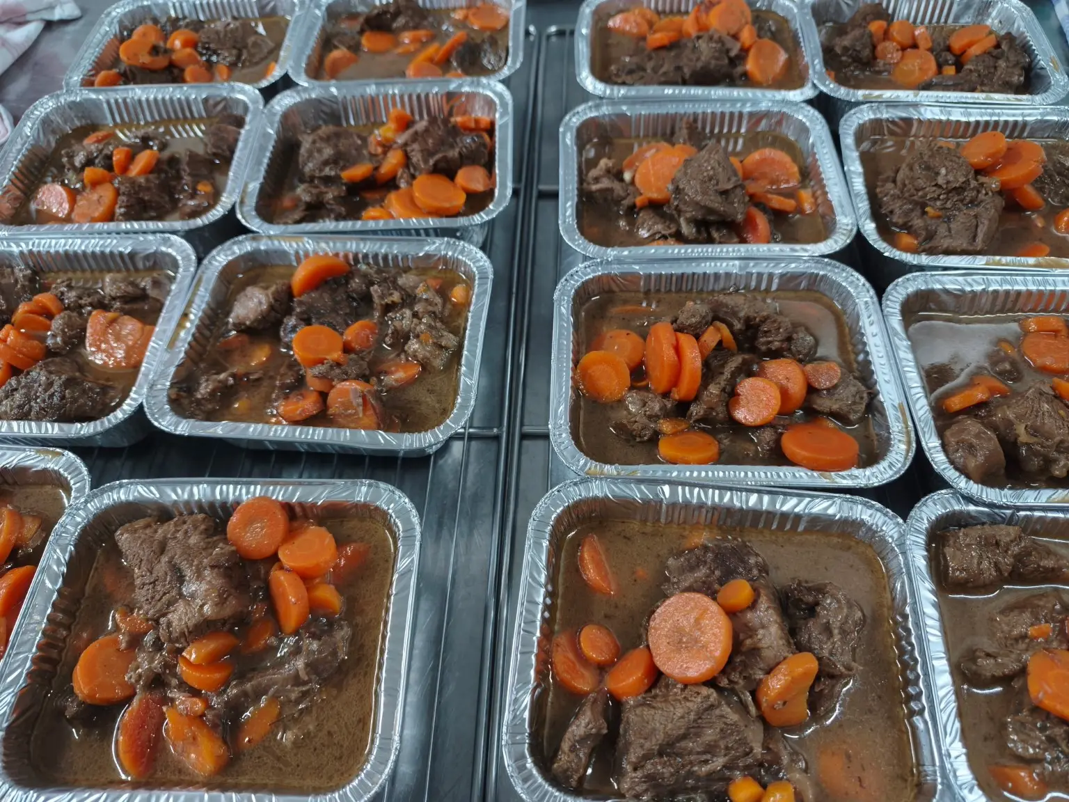 Barquettes individuelles de bœuf mijoté aux carottes préparées à Terrasson