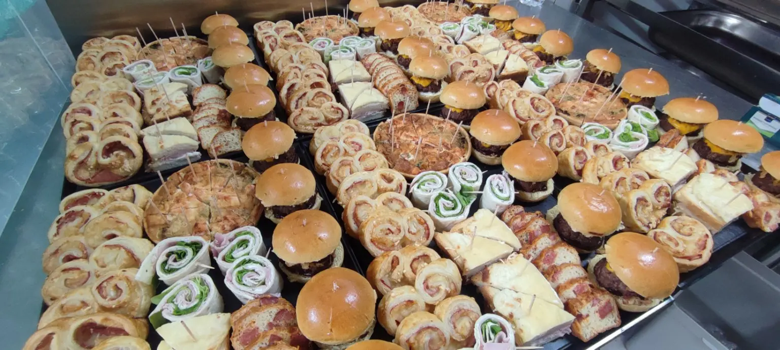 Grand buffet cocktail préparé pour une réception