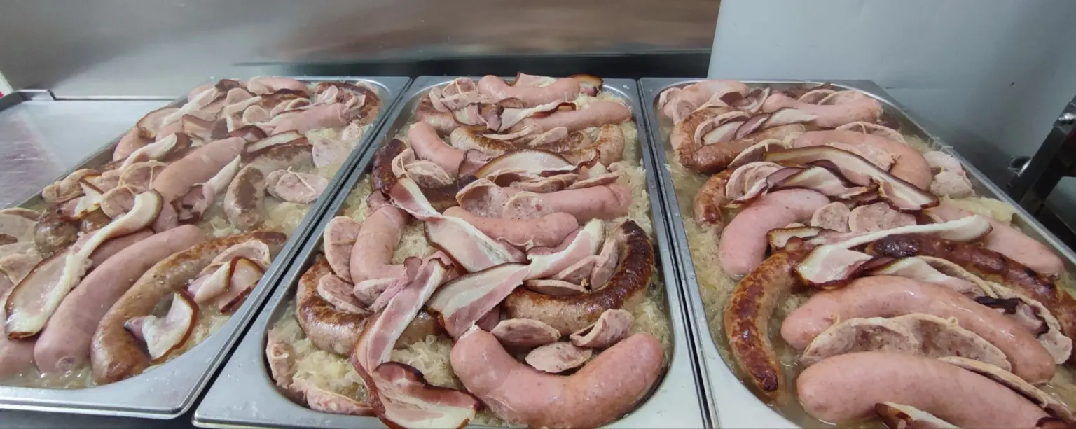 Choucroute garnie préparée en grande quantité pour un repas de groupe