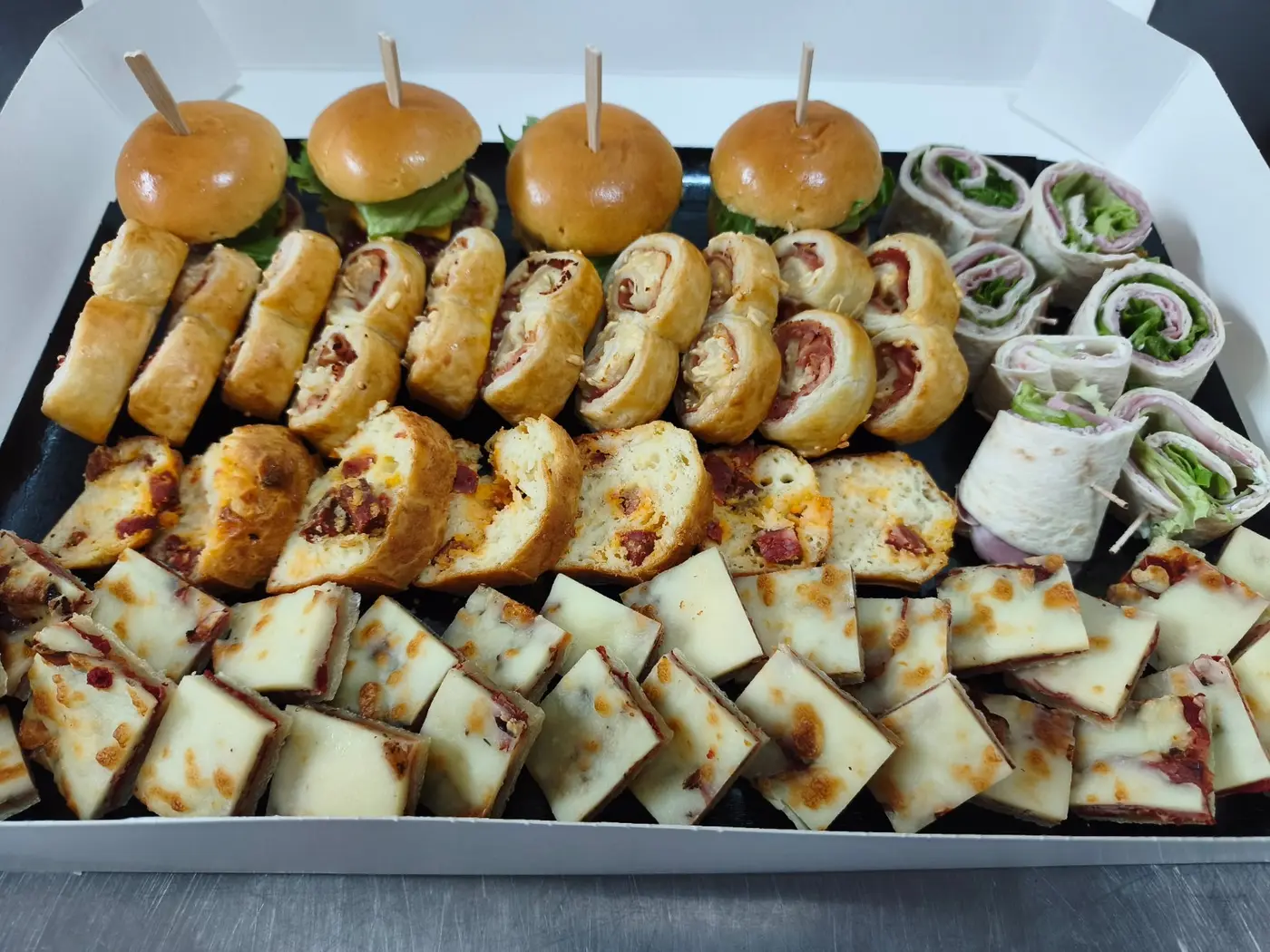 Coffret apéritif avec mini burgers, feuilletés et wraps