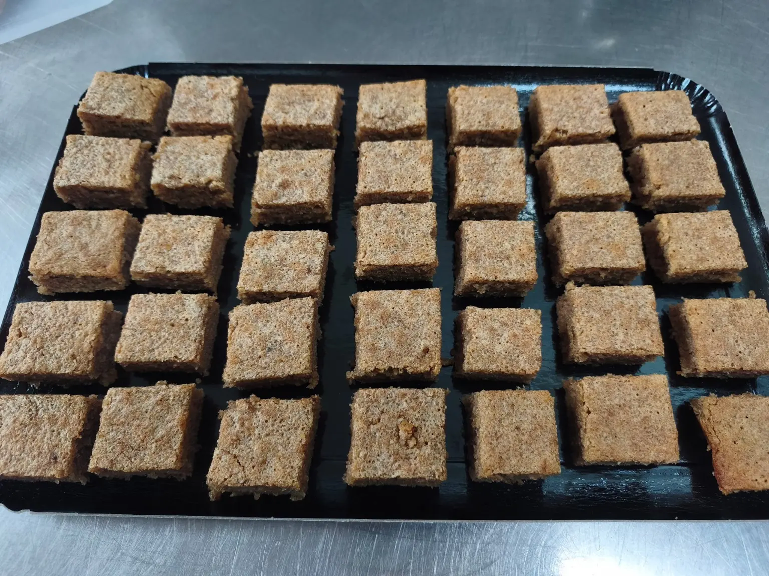 Plateau de gâteau maison découpé en bouchées