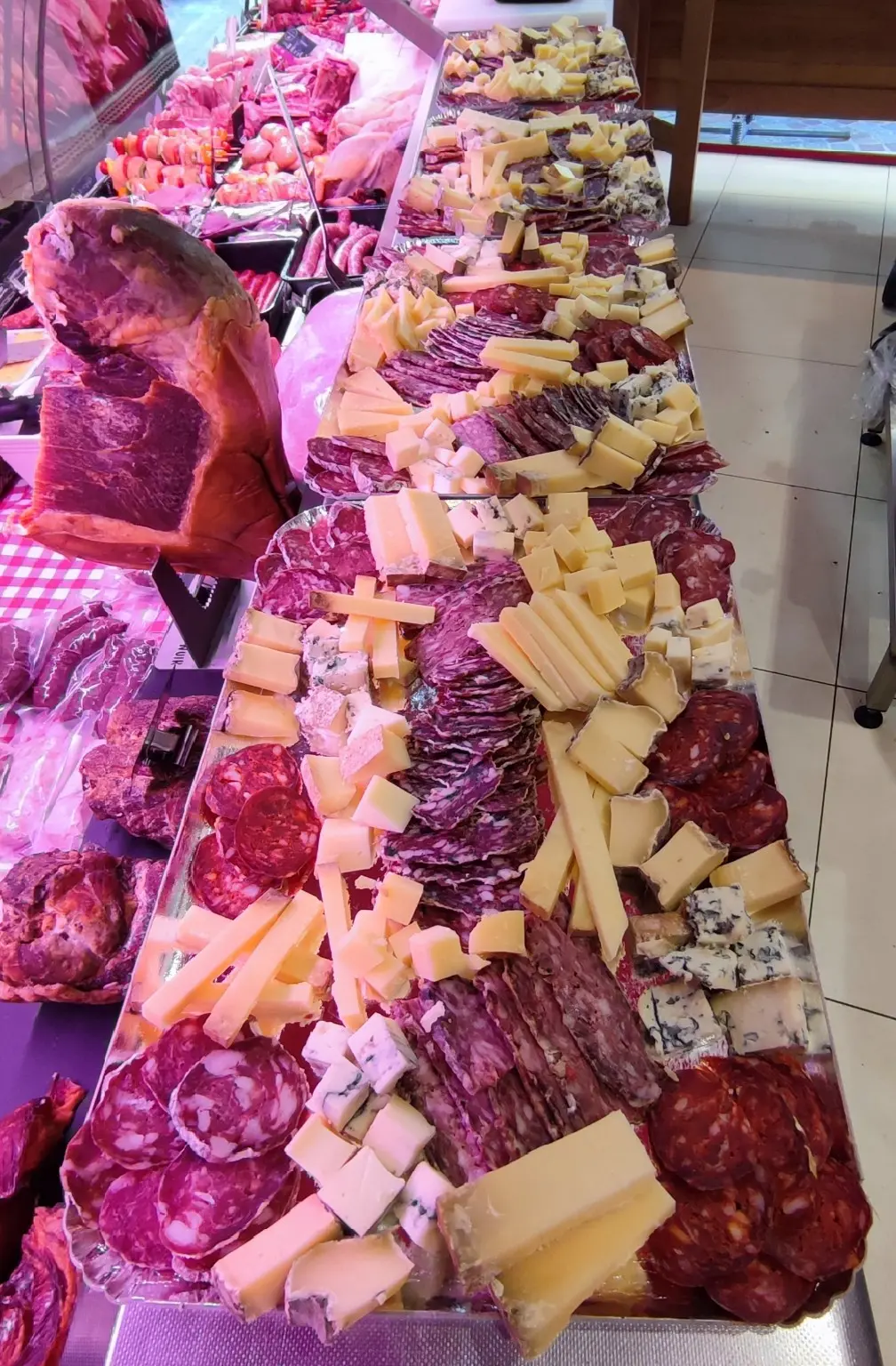Très grand plateau de charcuteries et de fromages préparé par FLOUR BLONDEL