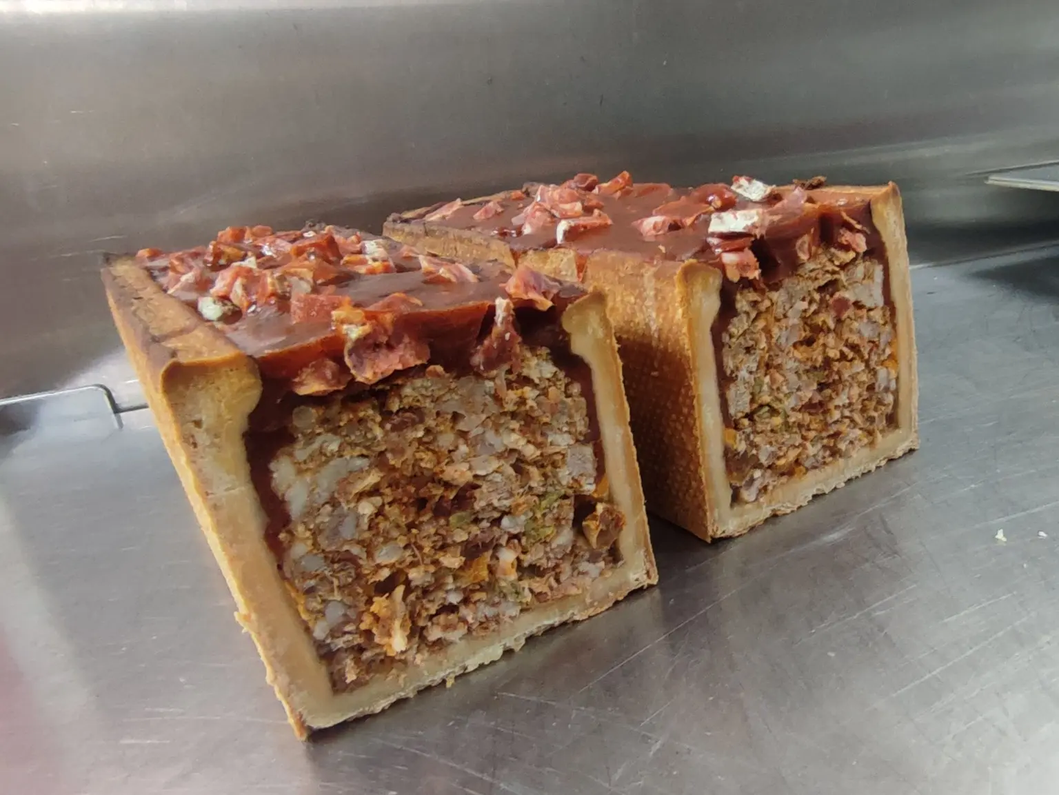Pâté en croûte maison entier et découpé