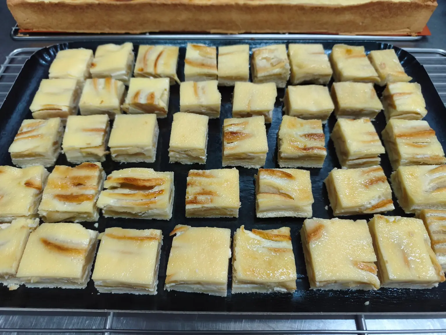 Plateau de pâtisseries maison aux fruits