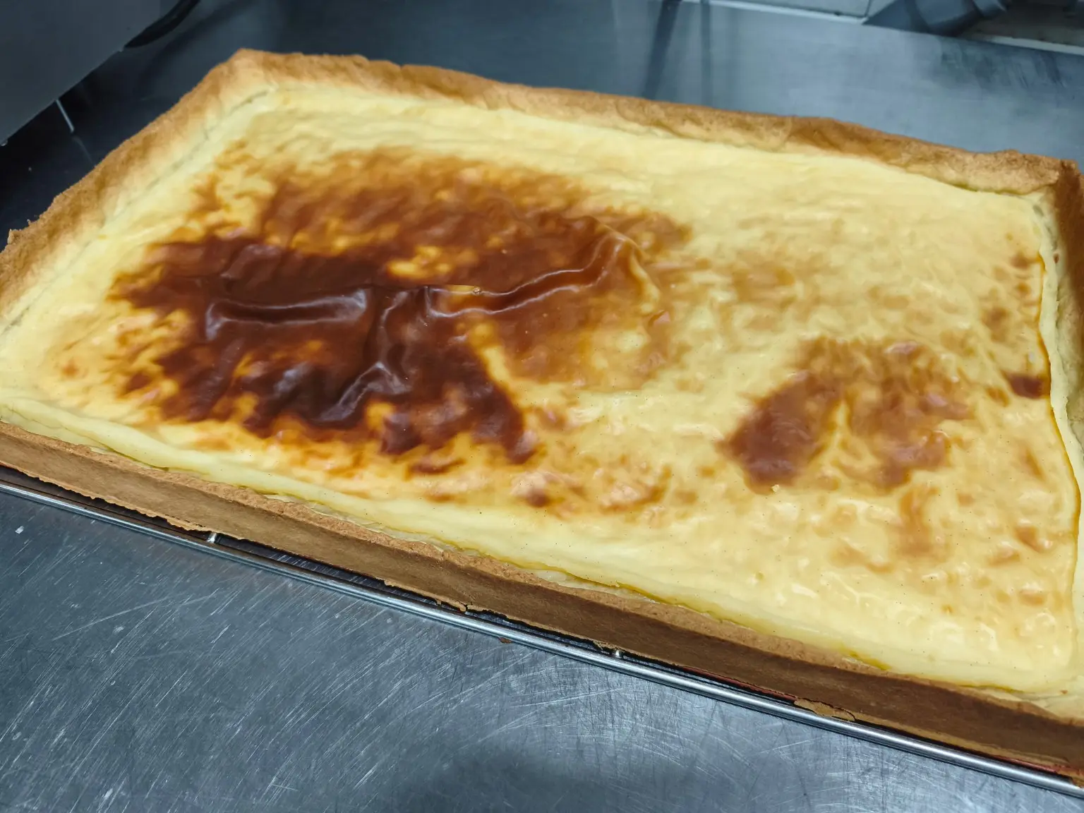 Grande pâtisserie maison préparée pour un événement