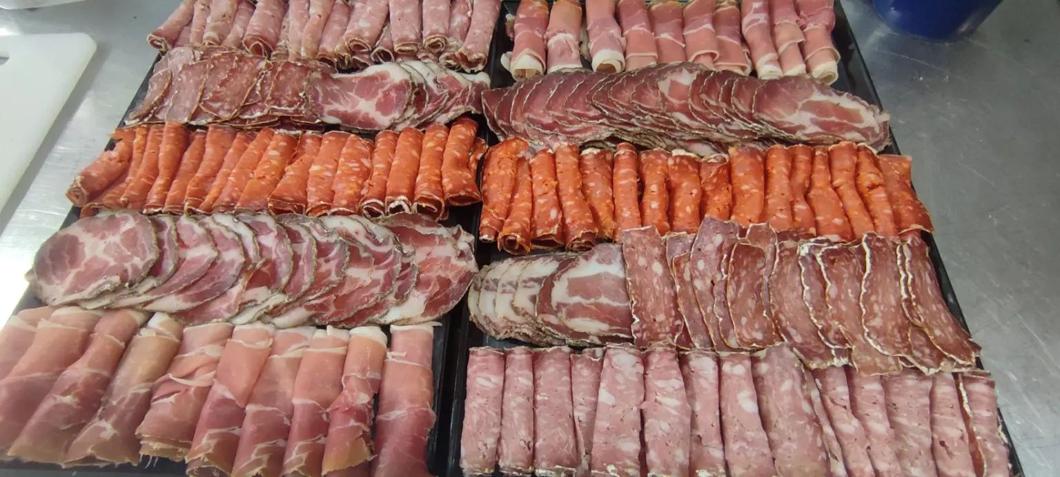 Charcuterie et salaisons maison vendues en boutique
