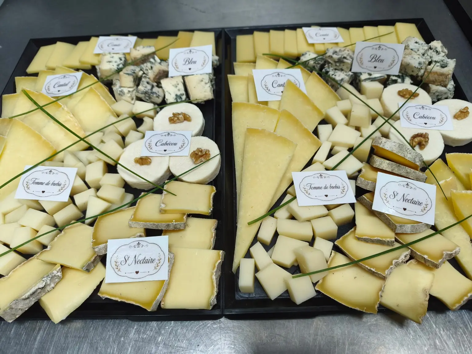 Plateaux de fromages préparés pour une réception