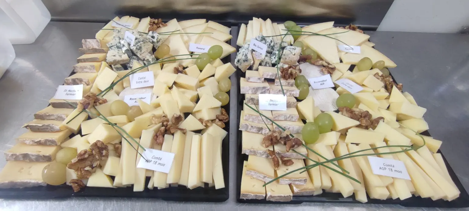 Plateaux de fromages avec noix et raisins