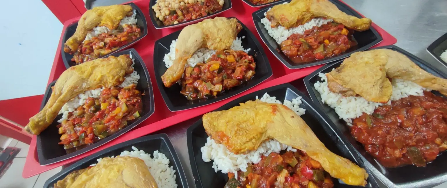 Portions de poulet avec riz et légumes préparées à emporter