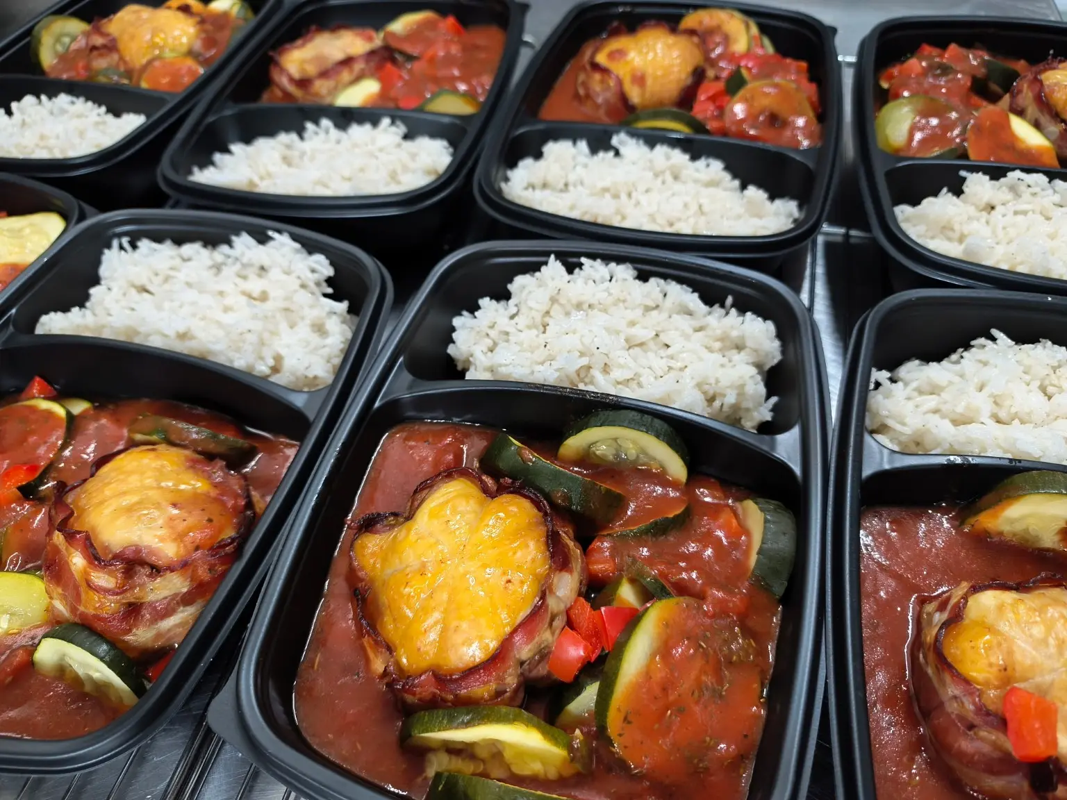 Repas individuels maison avec riz et légumes