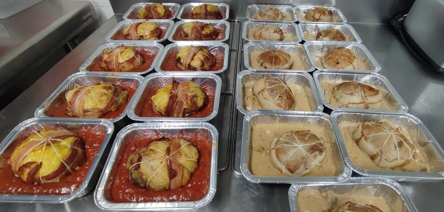 Rôtis farcis maison préparés avec deux sauces