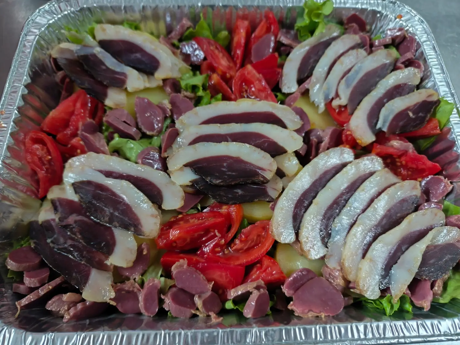 Salade périgourdine au magret de canard préparée à Terrasson