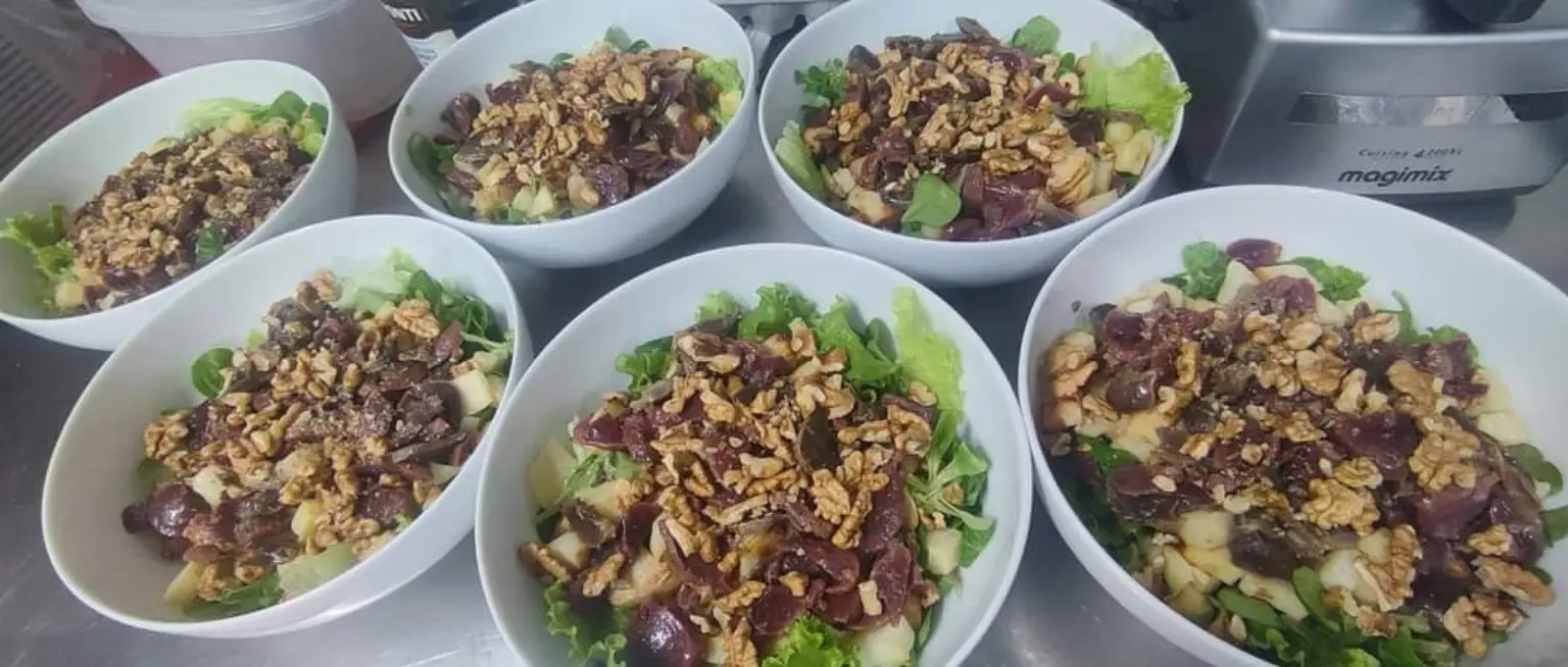 Salades gourmandes au magret et aux noix