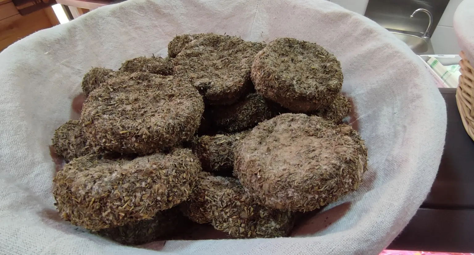 Pièces de salaison maison enrobées d’herbes avant affinage