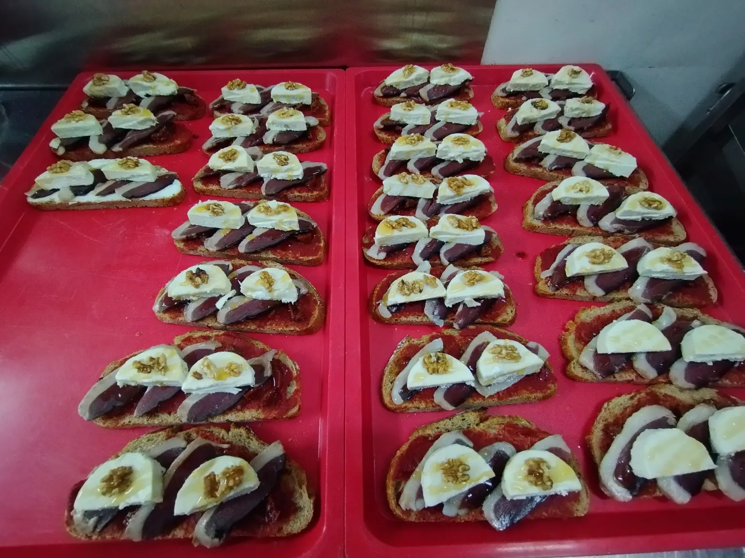 Tartines au magret et au chèvre pour une réception