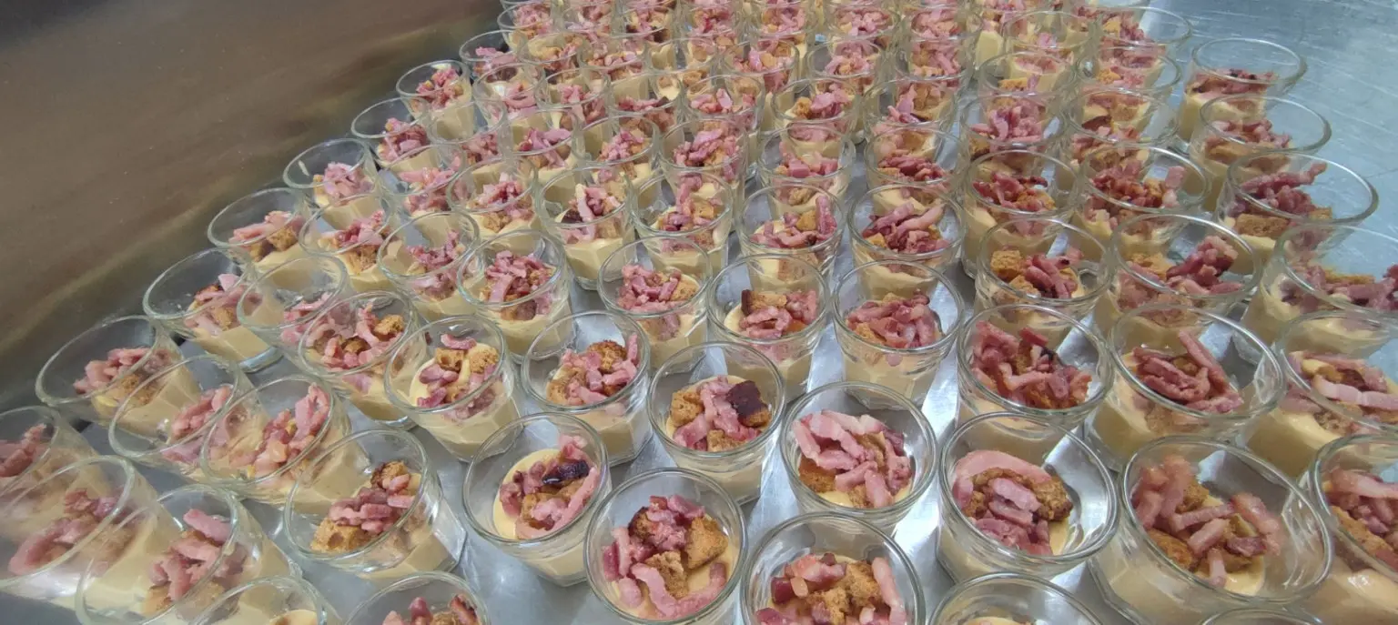 Verrines salées aux lardons et croûtons pour un buffet