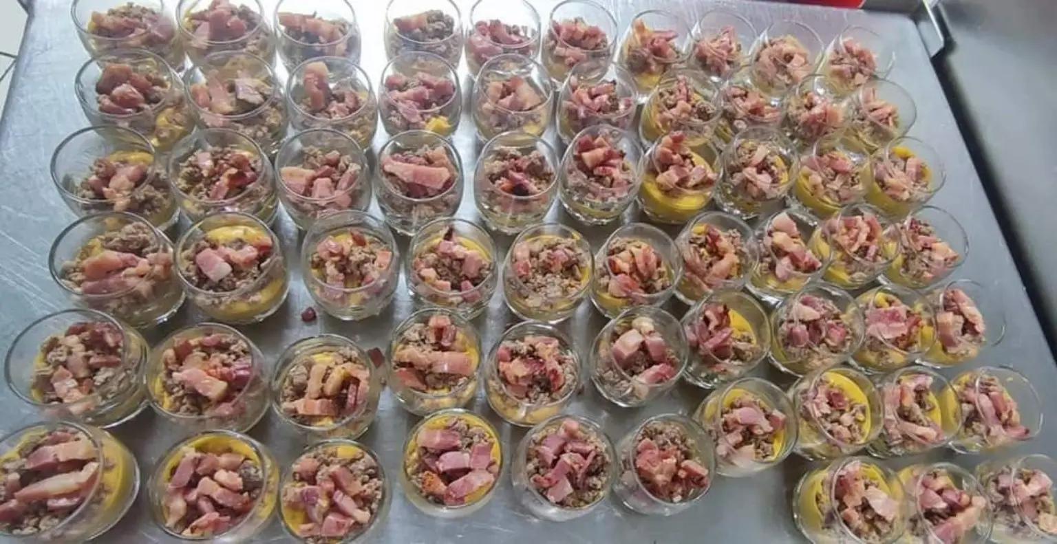 Grand assortiment de verrines salées à la moutarde et aux lardons