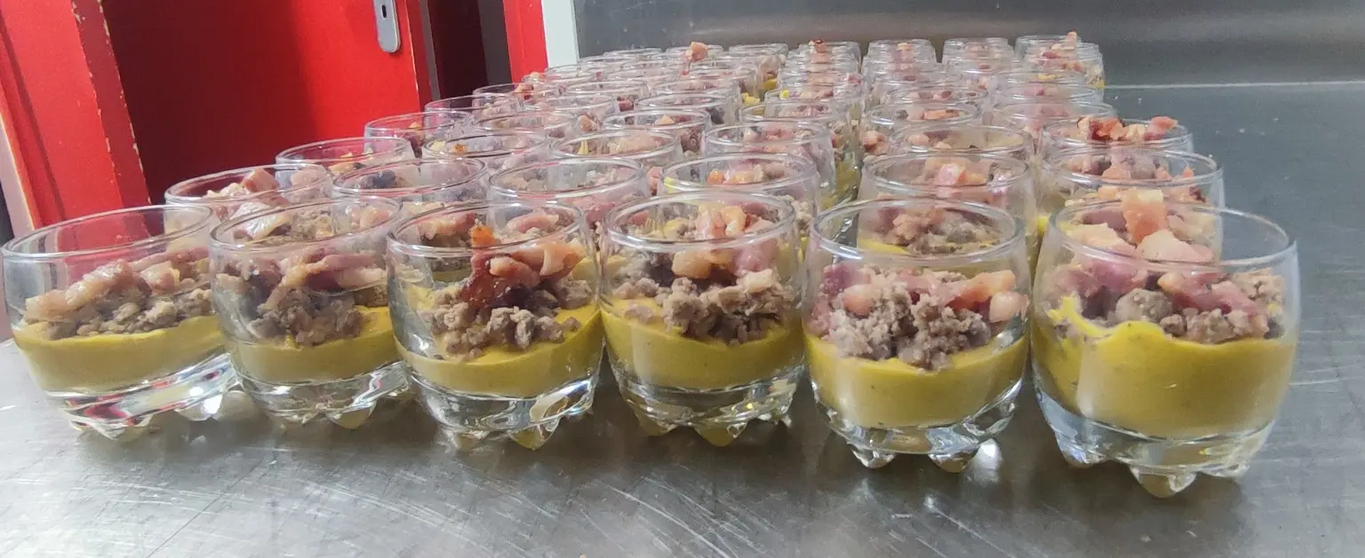 Verrines salées à la crème de moutarde, viande et lardons