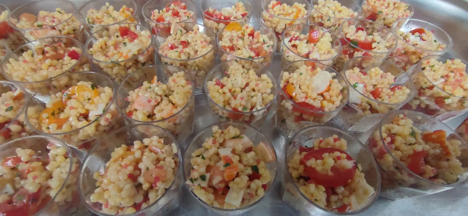 Verrines de salade de petites pâtes colorées préparées pour une réception