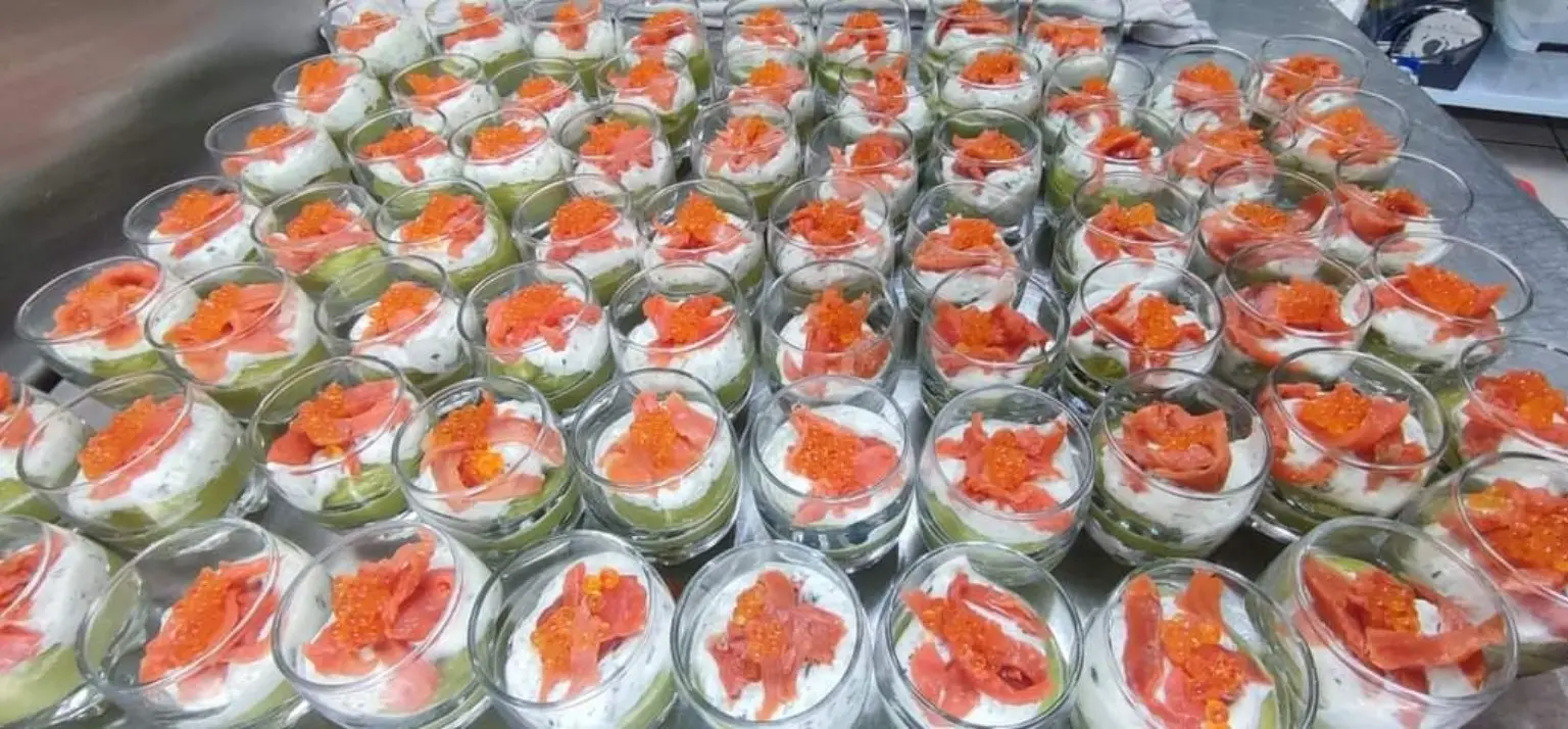 Verrines au saumon préparées pour un buffet traiteur
