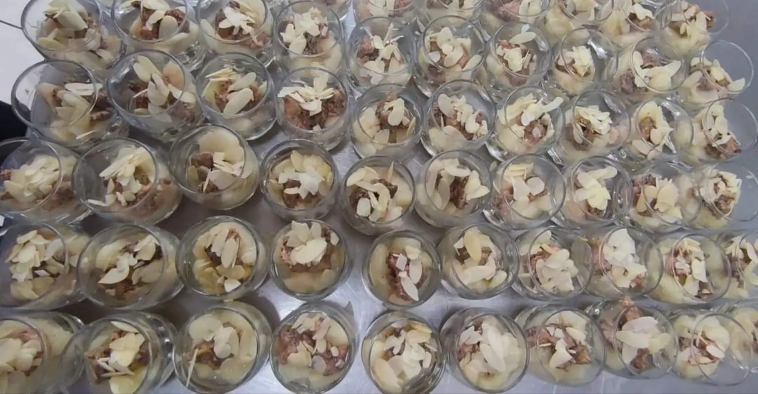 Grand assortiment de verrines de volaille aux amandes