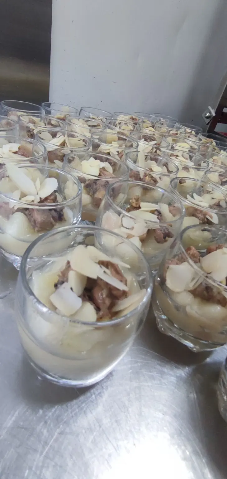 Verrines de volaille garnies d’amandes effilées
